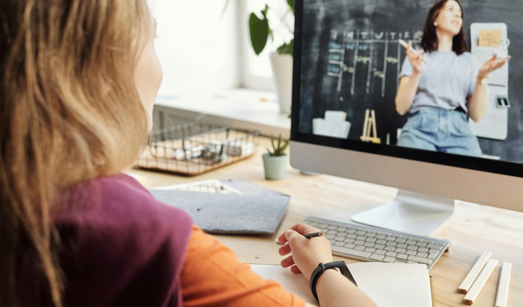 girl studing online