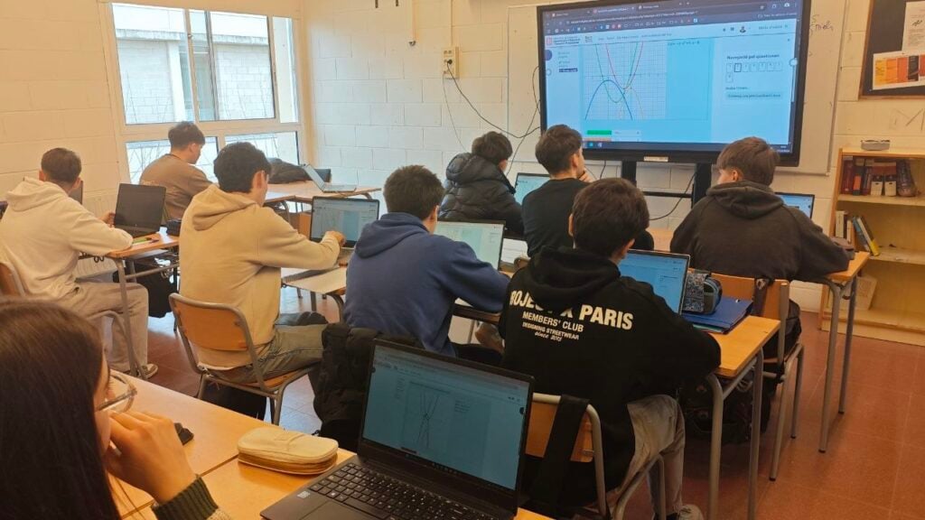 Students in Raül's class solving a problem with WirisQuizzes.