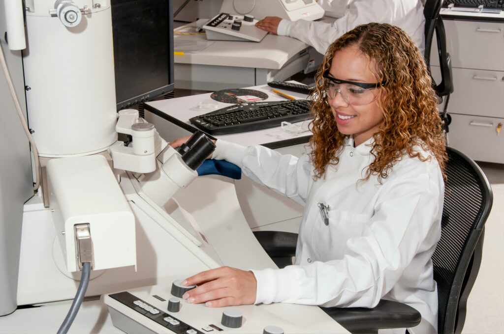 Mujer trabajando en laboratorio